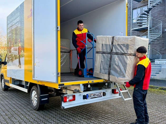 PM: DHL 2-Mann-Handling erweitert E-Flotte für letzte Meile / PR: DHL 2-Mann-Handling Expands Electric Fleet for Last Mile Delivery