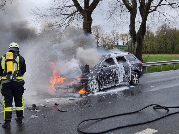POL-STD: Auto prallt auf B73 in Burweg auf Trecker-Anhänger und brennt aus - keine Verletzten