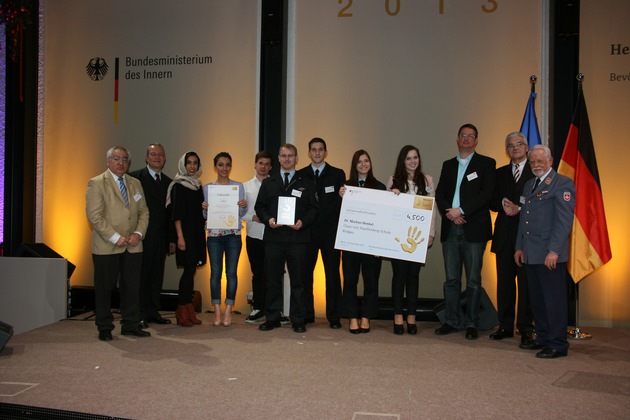 Feuerwehrprojekte mit &quot;Helfender Hand&quot; geehrt / Ehrenamts-Förderpreis des Bundesministers des Innern in Berlin verliehen (FOTO)