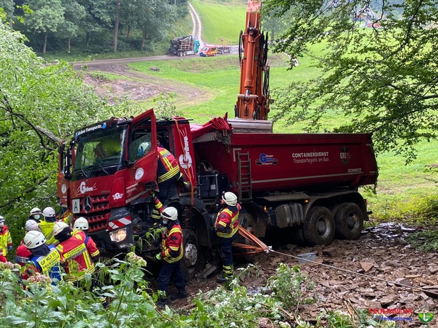 FW-PL: Ortsteil Brüninghausen - Abgestürzter LKW im Wald