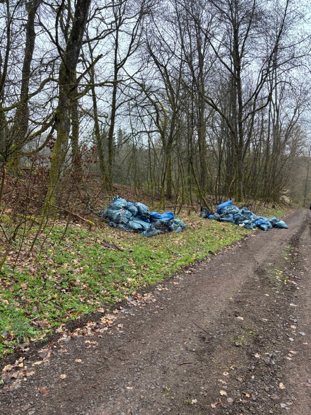 POL-PDTR: Eckersweiler, "Panzerstraße" Illegale Entsorgung von Müllsäcken und Pkw-Reifen