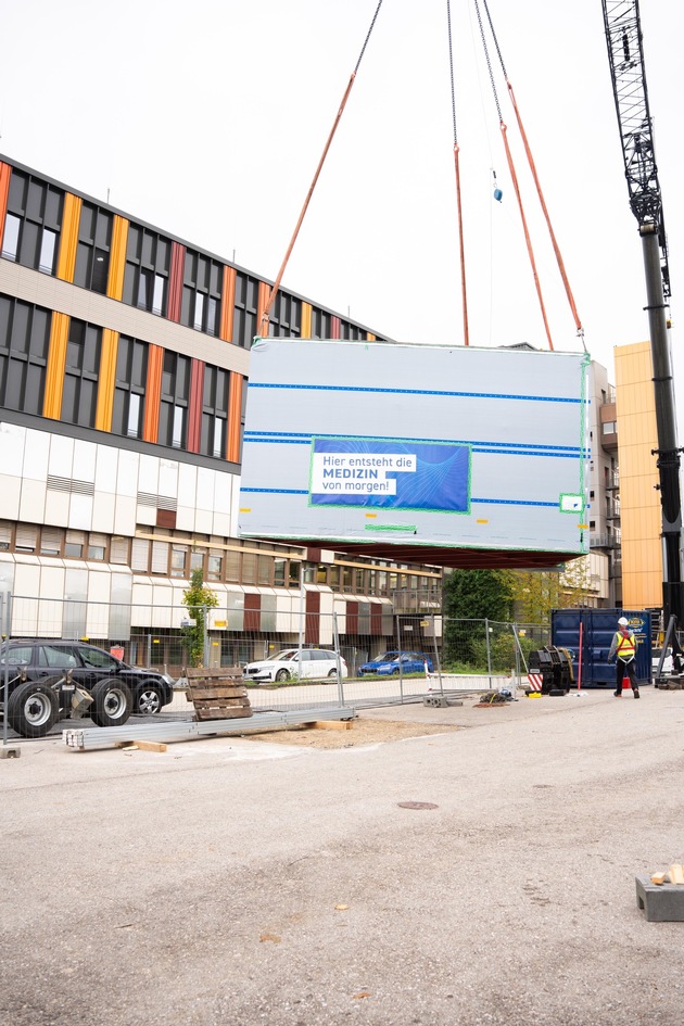 Generalsanierung: Zwei neue Stationen in Modulbauweise entstehen derzeit auf dem Dach des Klinikums