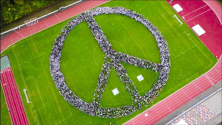 »augen auf! für menden« bildet größtes Peace-Zeichen aus Menschen und holt mit 4.172 Personen den RID-Weltrekord