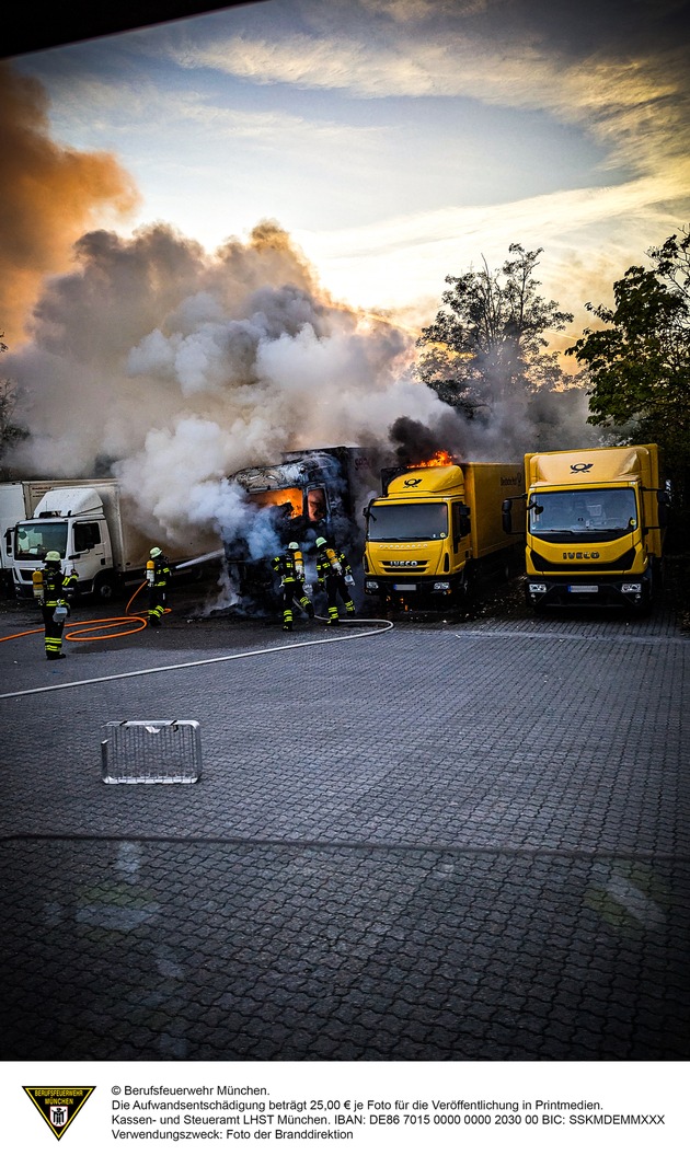FW-M: Zwei Lkw in Brand - Fahrer erleidet Brandverletzungen (Neuhausen)