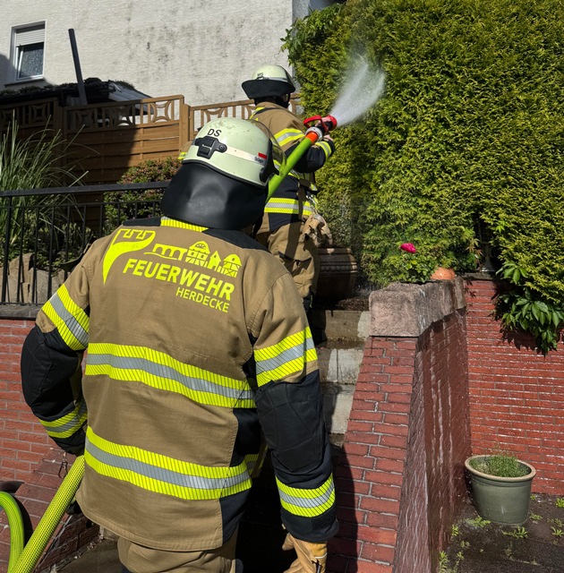 FW-EN: Feuerwehr am Donnerstag stark gefordert - Kradunfall und Kleinbrand am sp&auml;ten Nachmittag