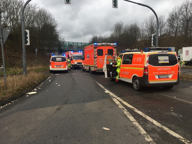 FW-D: Erstmeldung: Verkehrsunfall zwischen zwei Lkw und einem Pkw - Ersthelfer versorgen Verletzte - vier Patienten durch Rettungsdienst ins Krankenhaus transportiert.