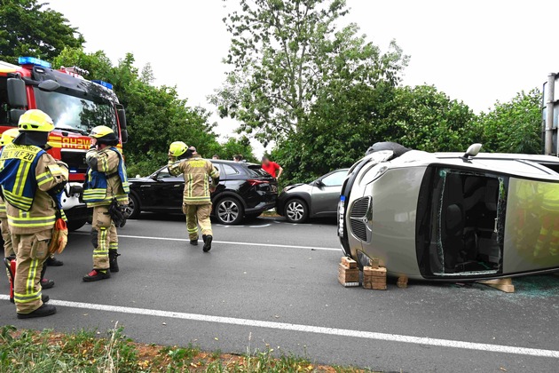 FW Pulheim: Verkehrsunfall auf Landstraße in Brauweiler - Drei Verletzte