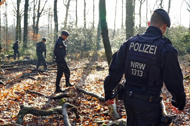 POL-RE: Datteln: Ermittlungskommission ermittelt erste Störer - Polizei durchsucht Waldgebiet am Kohlekraftwerk Datteln 4