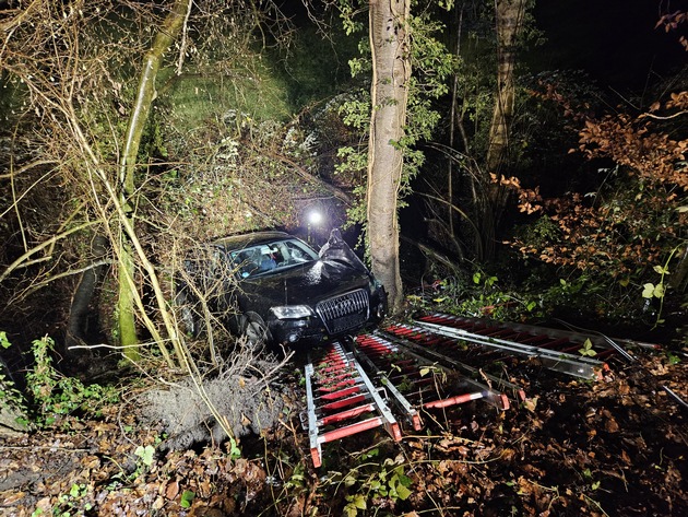 FW Burscheid: PKW im Böschung - Handy alarmiert die Feuerwehr