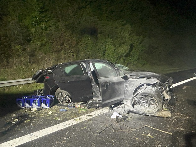 FW Pforzheim: Schwerer Verkehrsunfall auf der BAB 8