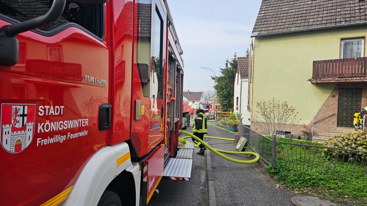 FW Königswinter: Brandausbreitung auf Wohnhaus verhindert