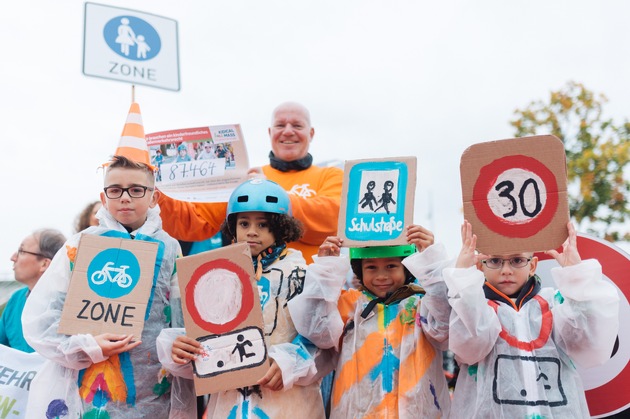 Verkehrsministerkonferenz / Kidical Mass-Bündnis übergibt Petition mit 87.464 Unterschriften für ein kinderfreundliches Straßenverkehrsrecht an Minister Wissing