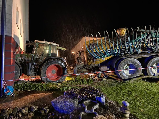 LRA-Ravensburg: Traktor durchbricht Hauswand