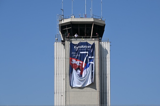 New tower banner at EuroAirport: 75 years of the Franco-Swiss Treaty