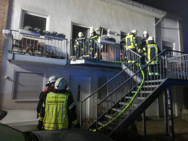 FW-HAAN: Vier Bewohner über Leiter aus Wohnhaus gerettet - ein Verletzter