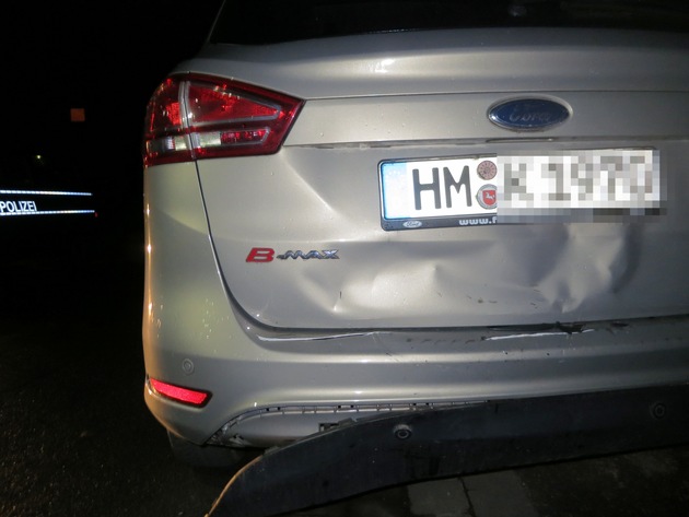 POL-HM: Pkw rammt geparkte Fahrzeuge - Fahrer flüchtet zunächst - weit über 20.000 Euro Schaden
