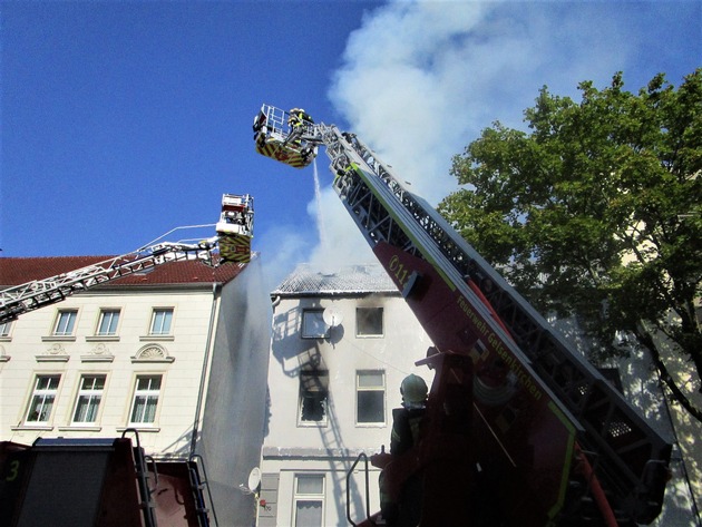 FW-GE: Brand mit zehn Schwerverletzten, davon sieben Kinder, in einem Mehrfamilienhaus in Gelsenkirchen