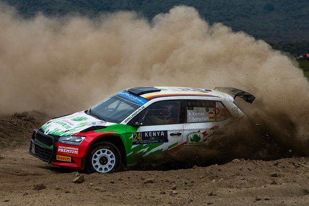 Safari-Rallye Kenia: Škoda Fahrer Kajetan Kajetanowicz meistert Schlammschlacht in Ostafrika und gewinnt erneut die WRC2-Klasse