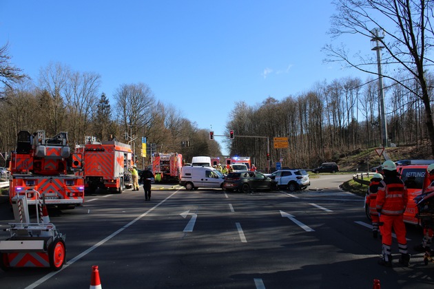 POL-RBK: Bergisch Gladbach - Verkehrsunfall im Kreuzungsbereich mit 4 Verletzten - Gemeinsame Mitteilung Polizei Rhein-Berg und Feuerwehr Bergisch Gladbach
