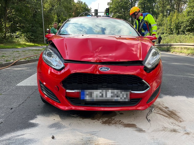 POL-ME: Drei Verletzte bei Verkehrsunfall - 2609032