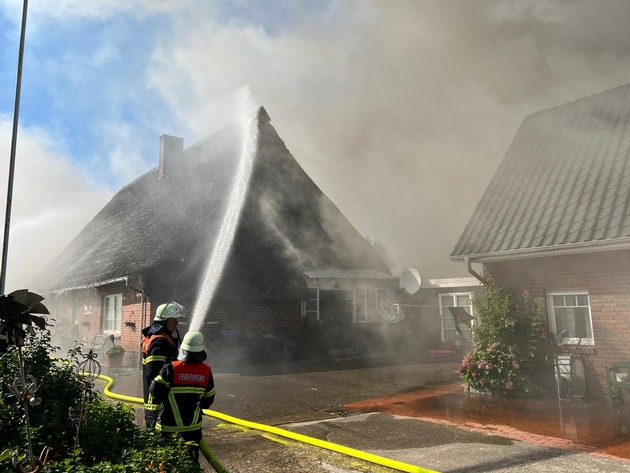POL-STD: Großalarm für Feuerwehren im Alten Land - Übergreifen von Brand auf Reetdachhaus kann verhindert werden