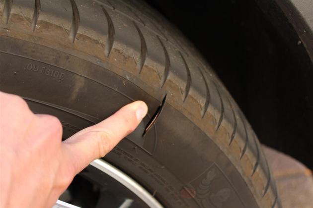 POL-PDKL: Vier Reifen durch Schnitte beschädigt
