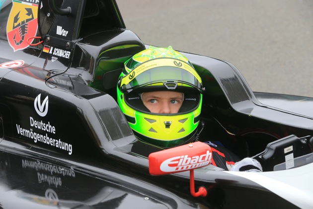 Langjährige Verbundenheit zu Familie Schumacher:
Deutsche Vermögensberatung (DVAG) begleitet Mick Schumacher bei seiner Rennpremiere in der Formel 4