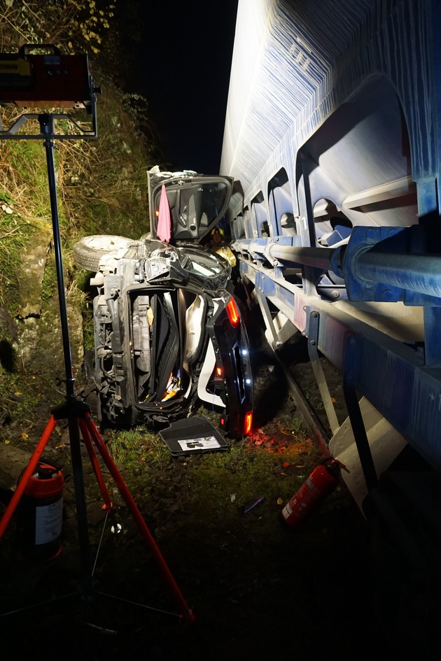FW Ratingen: 24.11.2022 gegen 17:14 Uhr Verkehrsunfall zwischen einem Zug und einem PKW
