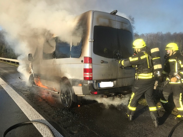 FW-OE: Starke Rauchentwicklung durch Brand eines Transporters