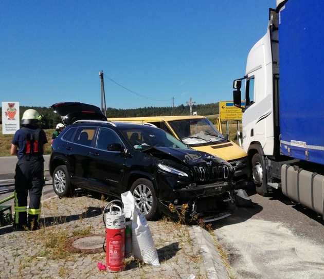 FW Eigeltingen: Feuerwehr wird zu Unfall mit 3 Fahrzeugen gerufen
