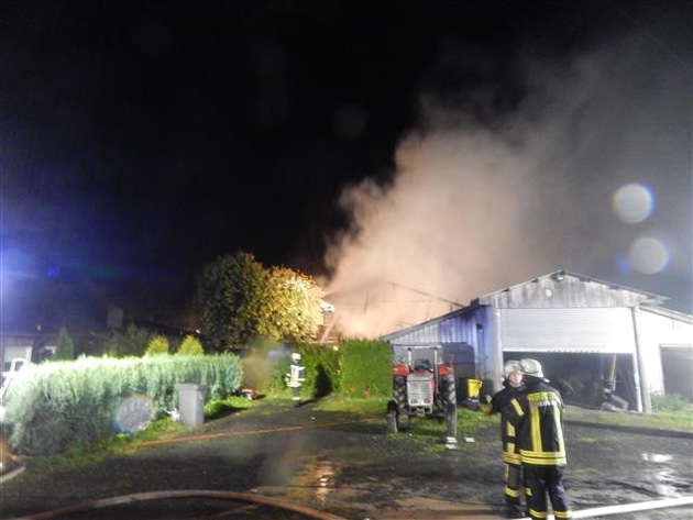 POL-PDMT: Brand eines Einfamlienhauses samt Garagen