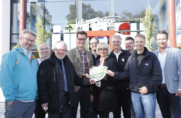 mobil.nrw: Winterberg ist NRW-Wanderbahnhof des Jahres 2018 - NRW-Verkehrsminister Hendrik Wüst übergab die Auszeichnung