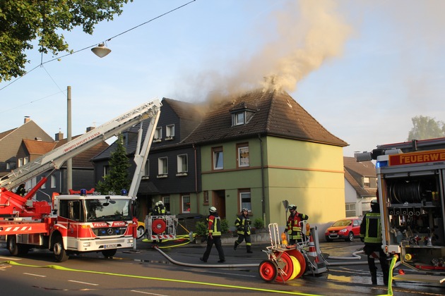 FW Mettmann: Dachstuhlbrand in einem Einfamilienhaus