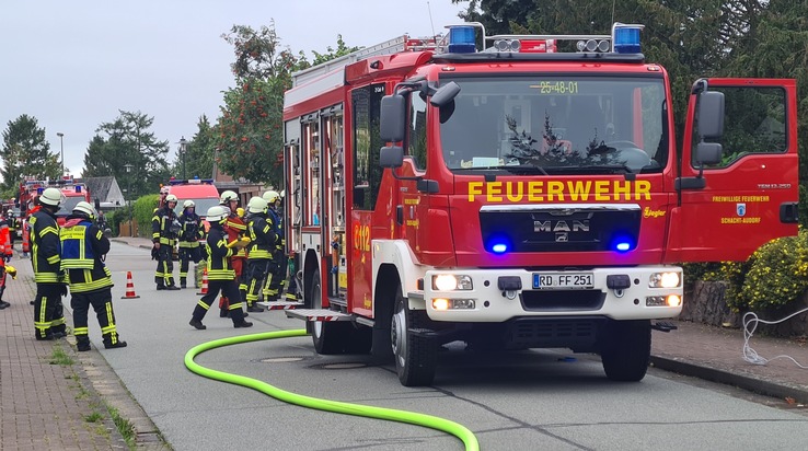 FW-RD: Feuer im Einfamilienhaus - 60 Einsatzkräfte im Einsatz In der Straße Rader Weg, in Schacht-Audorf, kam es am Mittwochnachmittag (25.08.2021) zu einem Feuer.