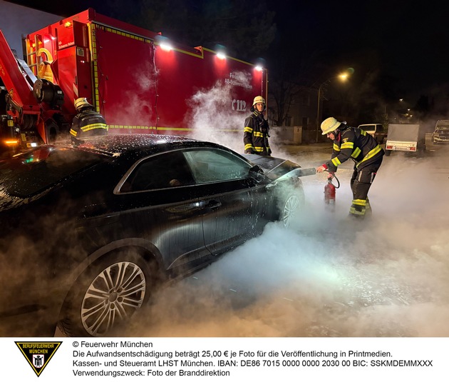 FW-M: Aufwendige L&ouml;scharbeiten bei Pkw-Brand (Waldperlach)