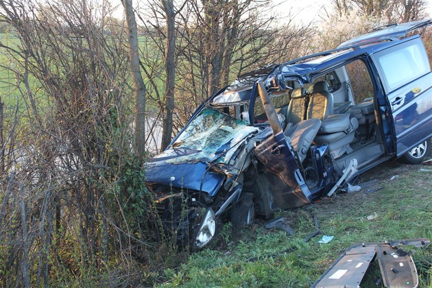 POL-PDNW: (Eppstein) Verkehrsunfall mit eingeklemmter Fahrzeugführerin, Fahrzeug kommt von der Fahrbahn ab