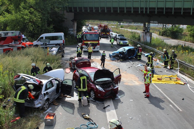 FW-DO: 08.08.2019 EINGEKLEMMTE PERSON DORTMUND MITTE
Schwerer Verkehrsunfall mit zwei eingeklemmten Personen