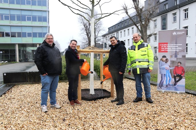 Stadt Koblenz schenkt der neuen Universität Koblenz einen Geburtsbaum