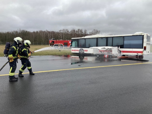 FW-HL: Erfolgreiche Notfallübung am Flughafen bestätigt Sicherheit / Lübecker Feuerwehr, Flughafenfeuerwehr und Rettungsdienst trainierten den Ernstfall