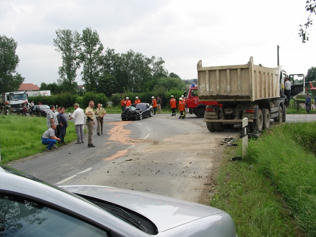 POL-GOE: (659) Auto rutscht unter Lastwagen - 67-Jähriger schwer verletzt