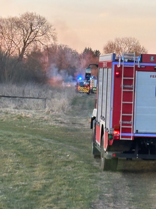 FW-ROW: 3000m² Vegetationsfläche geraten in Brand