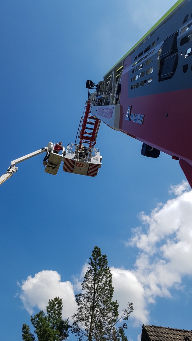 FW-MK: Defekter Hubsteiger bringt Baumpfleger in missliche Lage