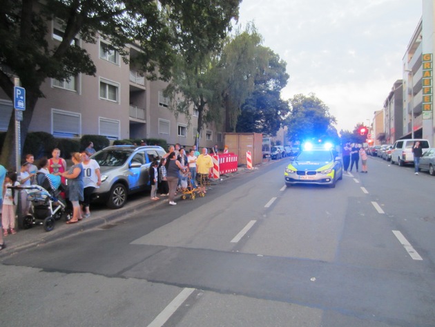 FW-MH: Kleinkind stürzt aus einem Obergeschoss - Fußgänger leistet erste Hilfe

Kurz vorher brennt Bahnschwelle über der Ruhr