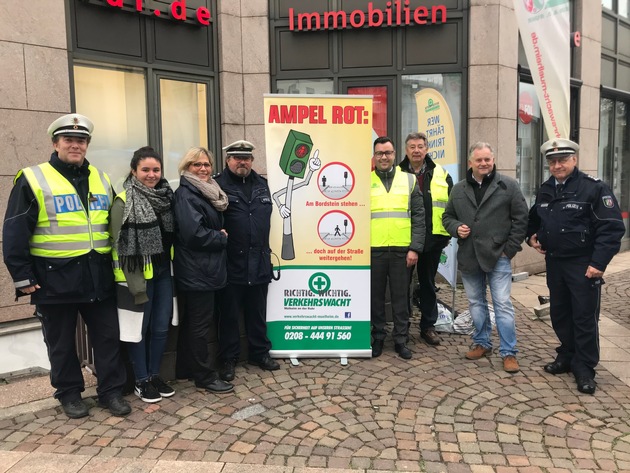 POL-E: Mülheim an der Ruhr: Gemeinsame Aktion &quot;Ampel Rot&quot; - Verkehrswacht, Ordnungsamt und Polizei Mülheim sensibilisieren für mehr Sicherheit von Fußgängern bei Ampelüberquerungen