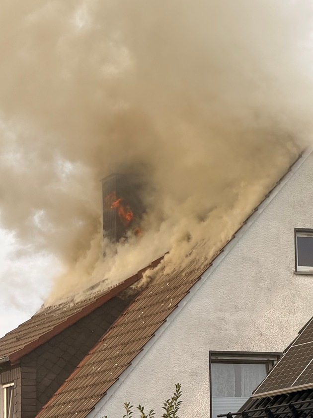 FW Menden: Brand eines Einfamilienhauses auf dem Sauerfeld - mehrere Personen mit Rauchgasintoxikation