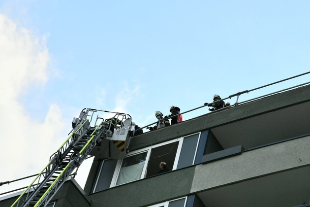 FW-DO: Flachdachbrand auf hohem Haus // Keine Verletzten