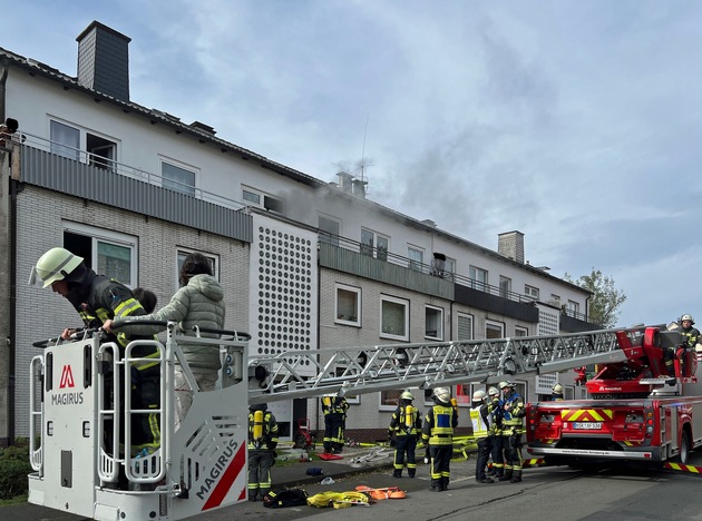 FW-AR: Feuerwehr rettet Hausbewohner über Drehleiter