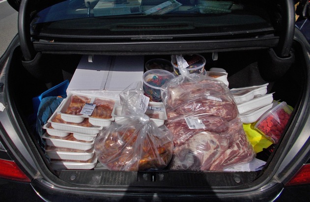 POL-HX: Kiloweise Fleisch ungekühlt auf Rücksitz und im Kofferraum transportiert