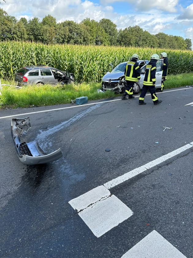 FFW Fredenbeck: Drei verletzte Personen nach Verkehrsunfall / Autofahrer gefährden Einsatzkräfte