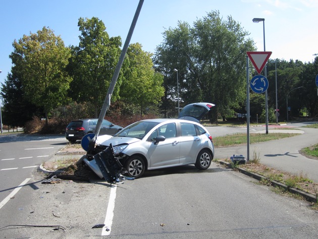 POL-OL: ++ Verkehrsunfall im Kreisverkehr mit hohem Sachschaden ++